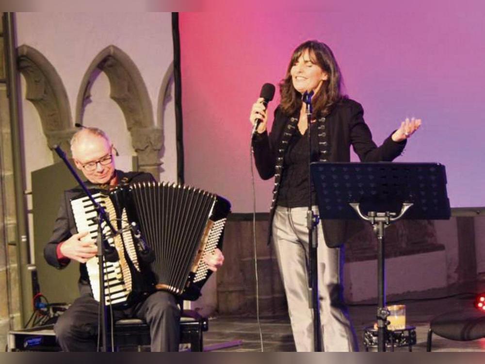 Andreas Hermeyer und Annette Hartwig punkteten in der Jakobikirche mit Musik, Gesang und Lyrik. Foto: Helga Wissing