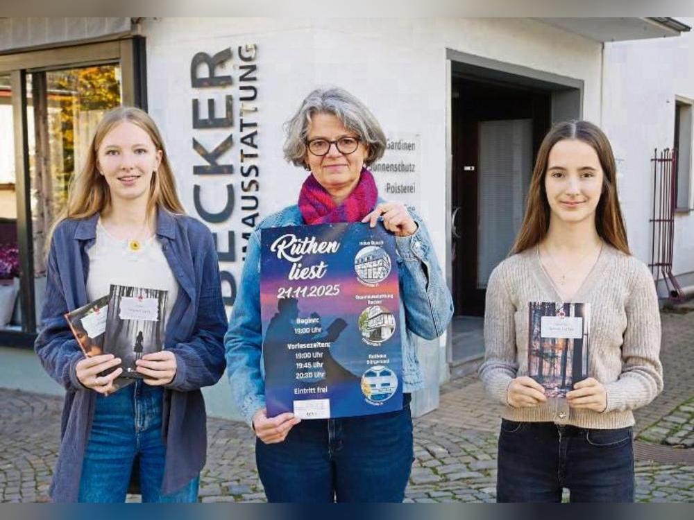 Beim Vorleseabend „Rüthen liest“ sind auch wieder die beiden Schülerinnen Ida Jacobs (l.) und Rebecca Kleine (r.) dabei und lesen aus ihren selbst geschriebenen Büchern. Organisatorin Ute Rikus freut sich über das Engagement. Foto: Sarah Bsdurek