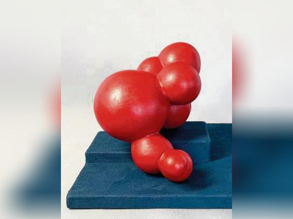 Manfred Webel schnitzt seine Skulpturen aus Holz oder knetet sie aus Ton, als „begreifbare“ Form in handlicher Größe.