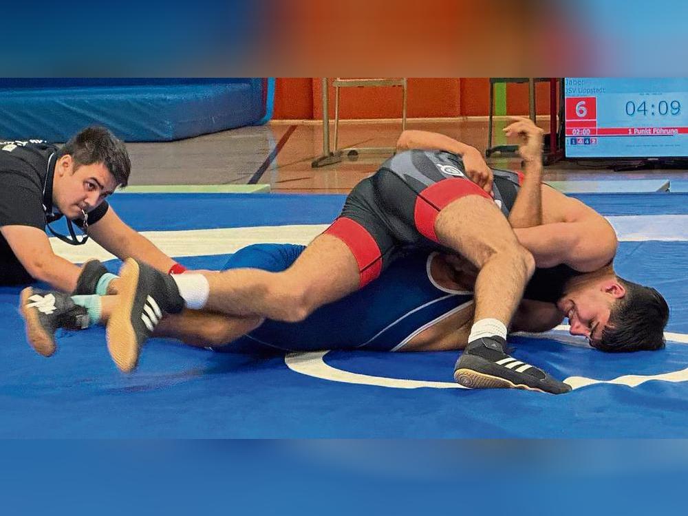 Seinen Schultersieg bereitet in dieser Szene Jaber Sultanj (rotes Trikot) vom JSV Lippstadt vor. Am Ende musste sich der JSV dem Tabellenfüher SV Atter aber geschlagen geben.