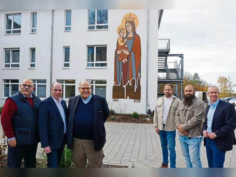 Sind mit dem Kunstwerk am Haus Maria vom Stein sichtlich zufrieden (v.l.): Frank Remmert (First Retail), Bürgermeister Peter Weiken, Lutz Remmert (First Retail), Julian van der Made-Blome (Architekt), Manuel Simon (Einrichtungsleiter DRK Haus Maria vom Stein), Beigeordneter Hubert Betten.