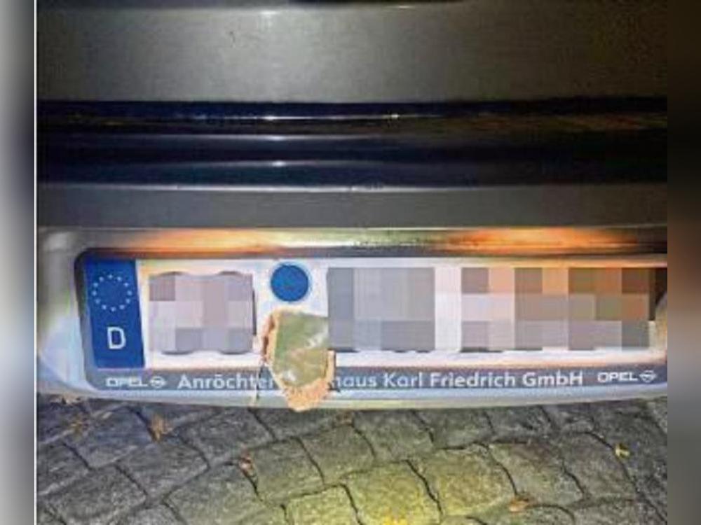 Kuriose Kontrolle: Die Fahrerin klebte Blätter auf alte Kennzeichen. Foto: Polizei