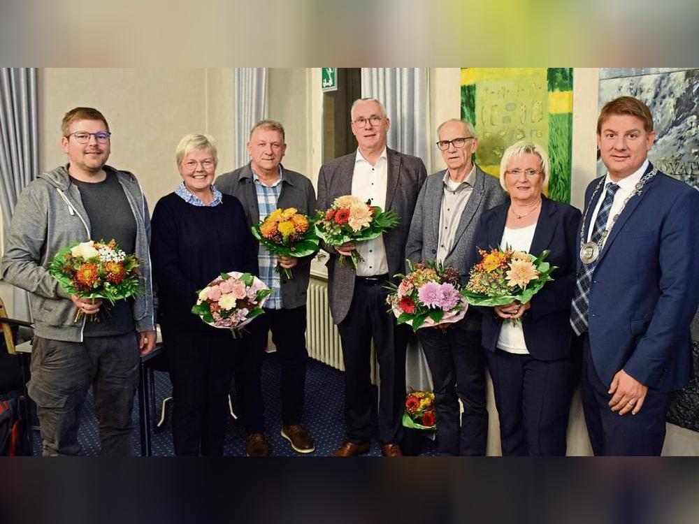 Die neuen und alten Ortsvorsteher (v.l.): Niklas Heiermann, Irene Struwe-Pieper, Roland Röwekamp, Klaus Marx, Bernhard Heße, Monika Knies-Hanebrink mit Bürgermeister Remco van der Velden. Foto: Daniel Kossack