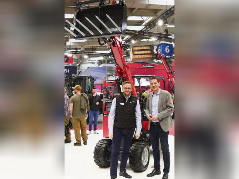 Großer Stand, kleiner Teleradlader als Blickfang: Geschäftsführer Rüdiger Schäffer (r.) und Marketingleiter Sebastian Bertelsmeier. Fotos: Klaus Fischer