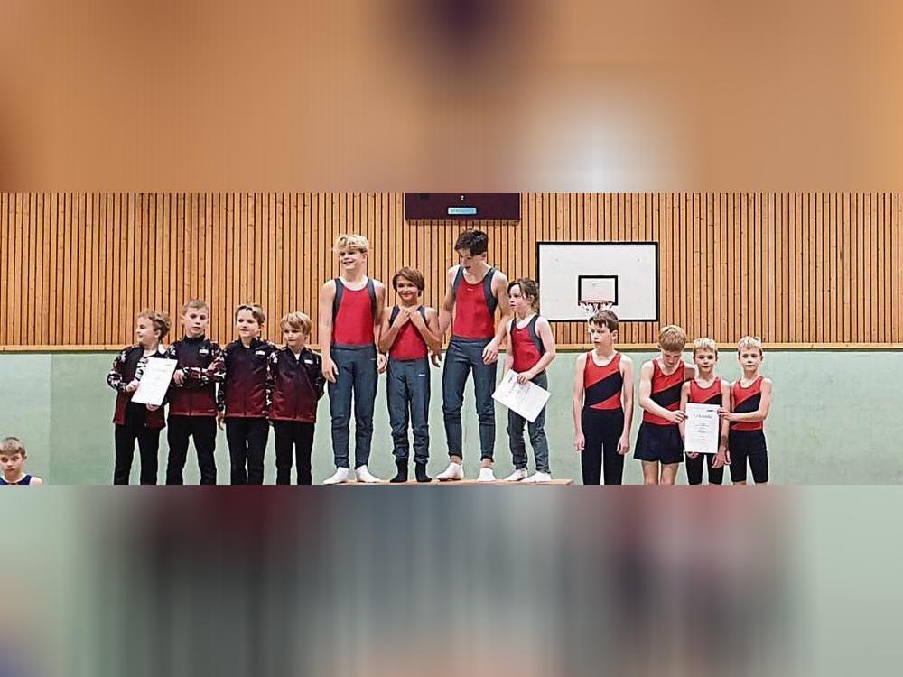 Über ihren dritten Rang freuten sich die Nachwuchsturner des TV Lipperode (r.).