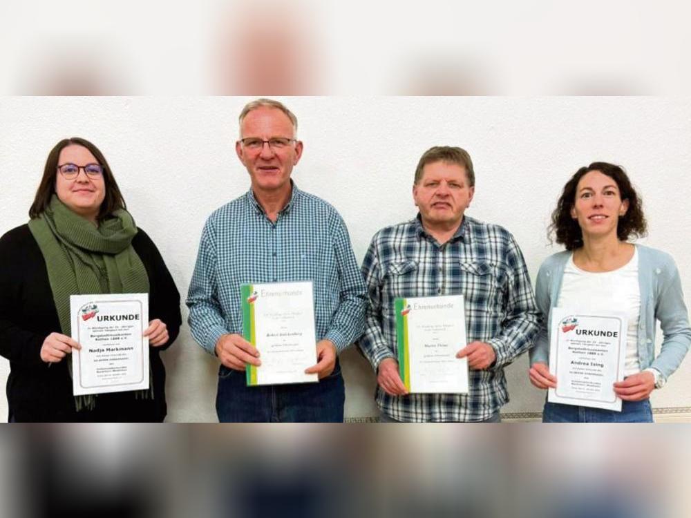 Geehrt wurden die langjährigen Mitglieder (v.l.): Nadja Markmann (25 Jahre), Robert Knickenberg (50 Jahre), Martin Thöne (50 Jahre) und Andrea Ising (25 Jahre). Foto: Marcus Kloer