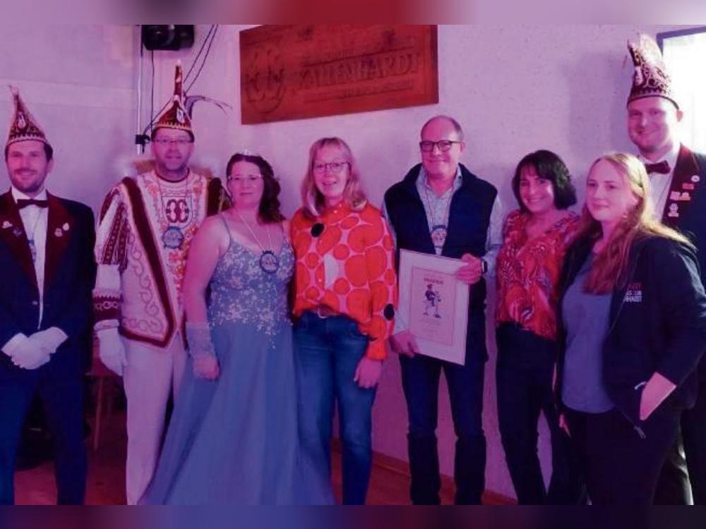 Den ersten Orden der Session bekam Olaf Fritsche (4.v.r.) verliehen. Er ist seit Jahren für den Druck der Werbeplakate des Karnevalsvereins verantwortlich. Foto: Lisa Pankoke