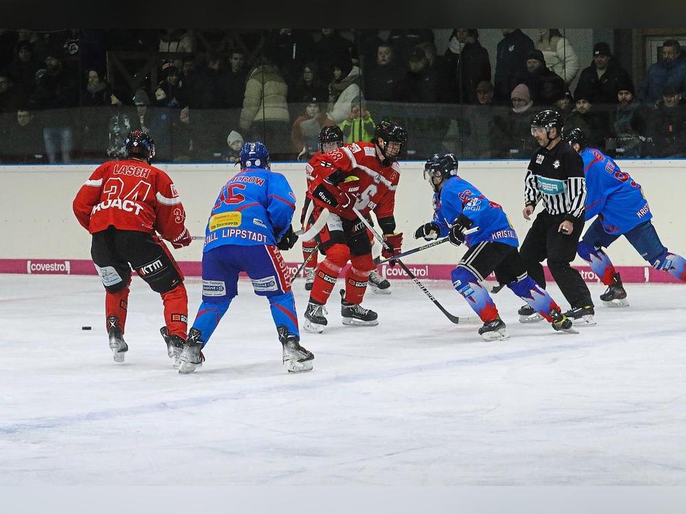 Kristall Lippstadt (in Blau) ist an diesem Wochenende in der Eishockey-Bezirksliga in Bergkamen gefordert. Das nächste Heimspiel findet am Sonntag, 23. November, gegen Herford statt. Foto: Frank Lütkehaus 