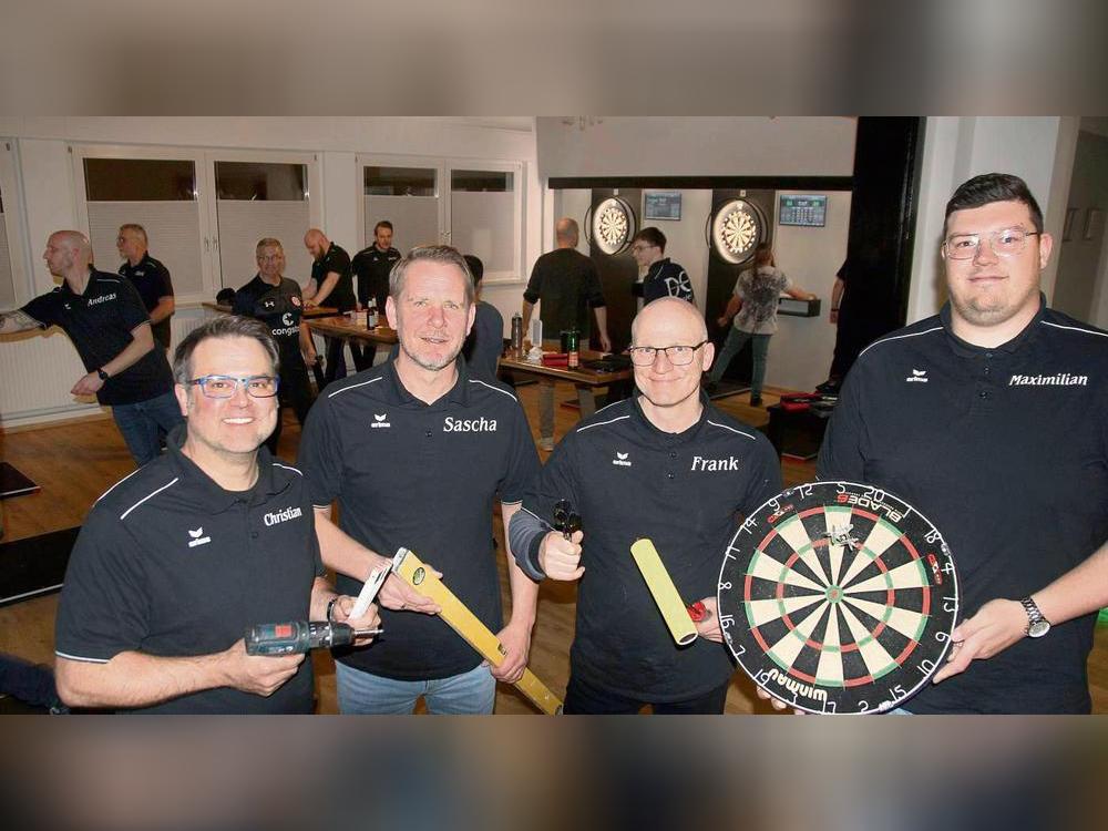 Endlich können die Werkzeuge aus der Hand gelegt und die Darts auf die Scheiben geworfen werden: Der Vorstand mit (v.l.) Christian Stich, Sascha Krilleke, Frank Braun und Maximilian Hertog freut sich über die gelungene Sanierung. Fotos: Axel Schwade