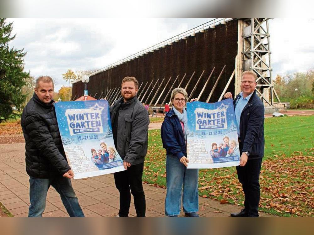 Marc Fox und Lars Nolte vom Eventwerk Lippstadt sowie Sabine Paetsch und Mike Bernasco (v.l.) von der Heilbad GmbH organisieren zusammen den ersten Wintergarten im Kurpark.