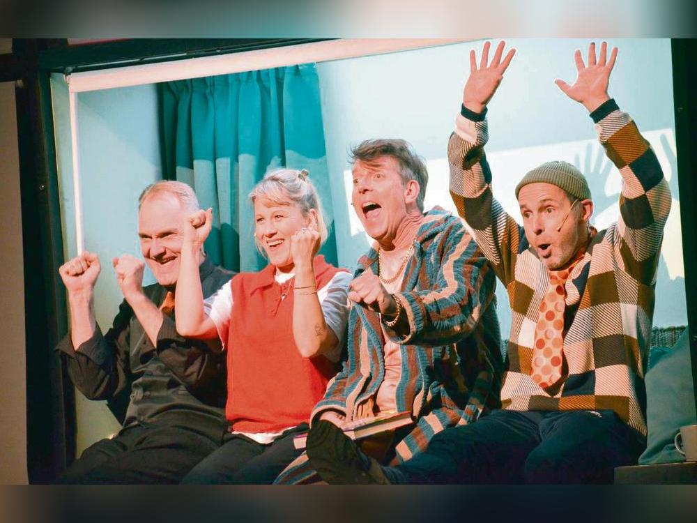 Nach dem Verlassen ihrer Boxen herrscht bei den Geschwistern Christoph (Dirk Wittun), Marie (Marie Lumpp), Thommy (Harry Heib) und Ralf (Dirk Blömer) ausgelassene Heiterkeit. Foto: Dietmar Gröbing