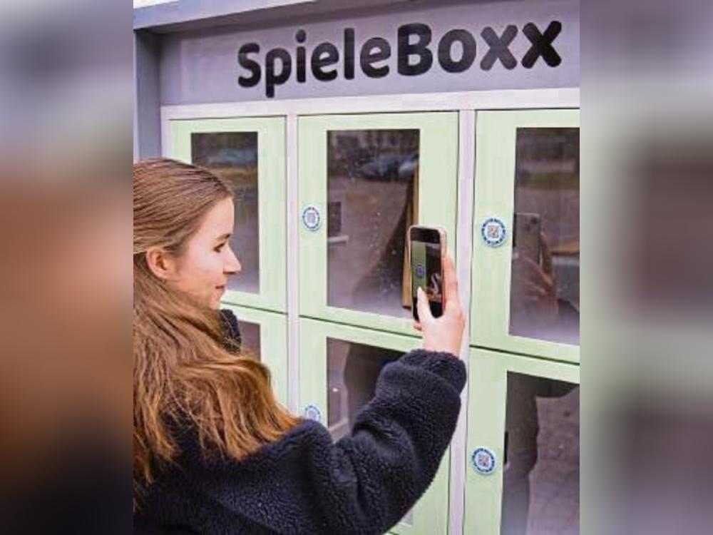 Klappe auf, los geht’s: In der neuen Spielebox kann man Bälle und mehr ausleihen.