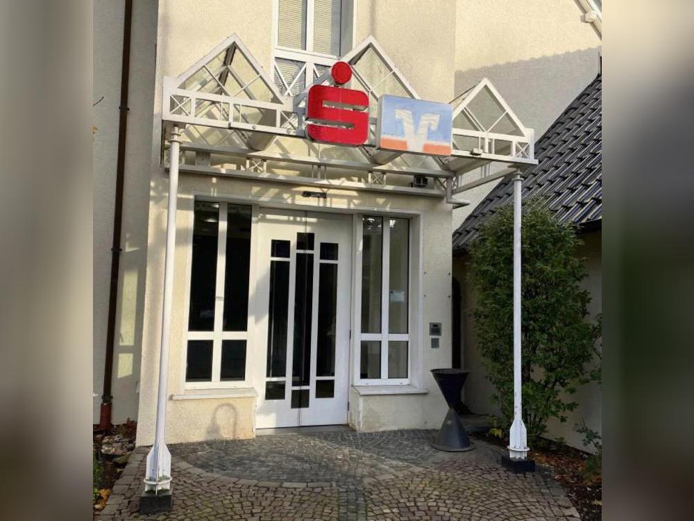 Hinter dieser Tür befindet sich noch der Geldautomat der Sparkasse – im Februar wird er abgebaut. Foto: Kristina Rückert