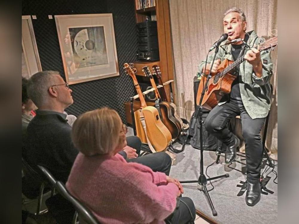 Ein letztes Konzert im Kulturkeller: Blues-Gitarrist Biber Herrmann trat bei den Hambachs in Geseke auf.