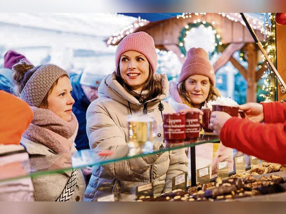 Ein besonderer Anziehungspunkt ist die überdachte Eisbahn auf dem Rathausplatz.