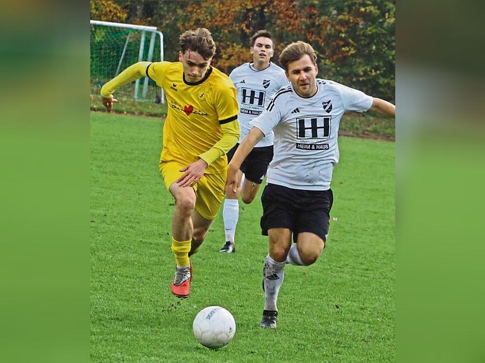 Nach dem Coup gegen Tabellenführer Bad Westernkotten II darf man gespannt sein, ob der SuS Störmede (in Weiß) jetzt in Geseke noch einmal nachlegen kann. Foto: Hartmut Brand