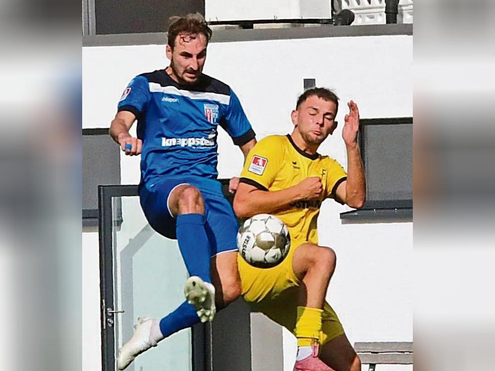 Nicht lockerlassen wollen Davin Hense (r.) und seine SuS-Teamkollegen, die nun mit dem SV Attendorn einen Gegner aus dem Tabellenkeller erwarten. Foto: Thomas Wiegand