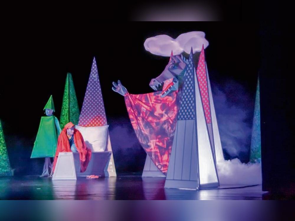 Der imposante Drache erschreckt nicht nur das Bäumchen und den kleinen Fredo, sondern auch einige Kinder im Publikum. Foto: Helga Wissing