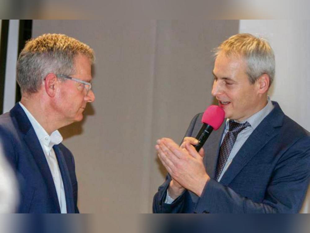 Keine Träumerei, sondern klarer Blick auf die Wirtschaft: Bürgermeister Alexander Tschense (r.) wurde vom Standortforum-Vorsitzenden Matthias Wiehen begrüßt. Foto: Axel Schwade
