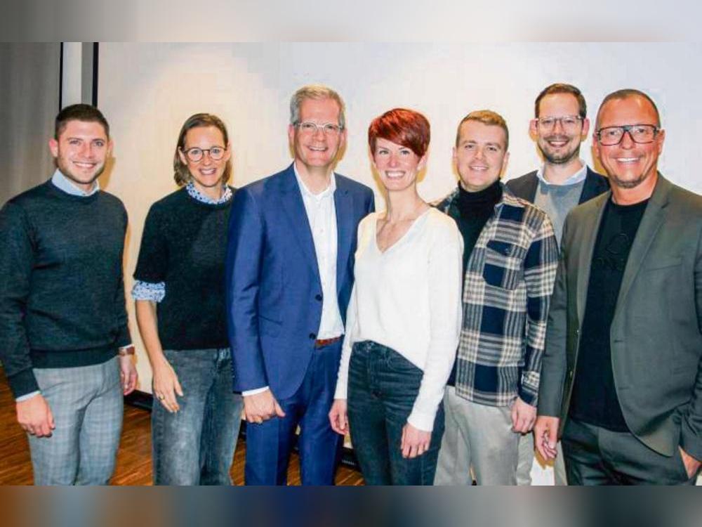 Der Vorstand des Standortforums (v.l.): Tom Glauner, Gabriele Staats, Matthias Wiehen, Stephanie Lönne, Maximilan Brannekemper, Florian Wissuwa und Ingo Arndt. Geschäftlich verhindert fehlten Allan Brülle und Godehard Pöttker. Foto: Axel Schwade