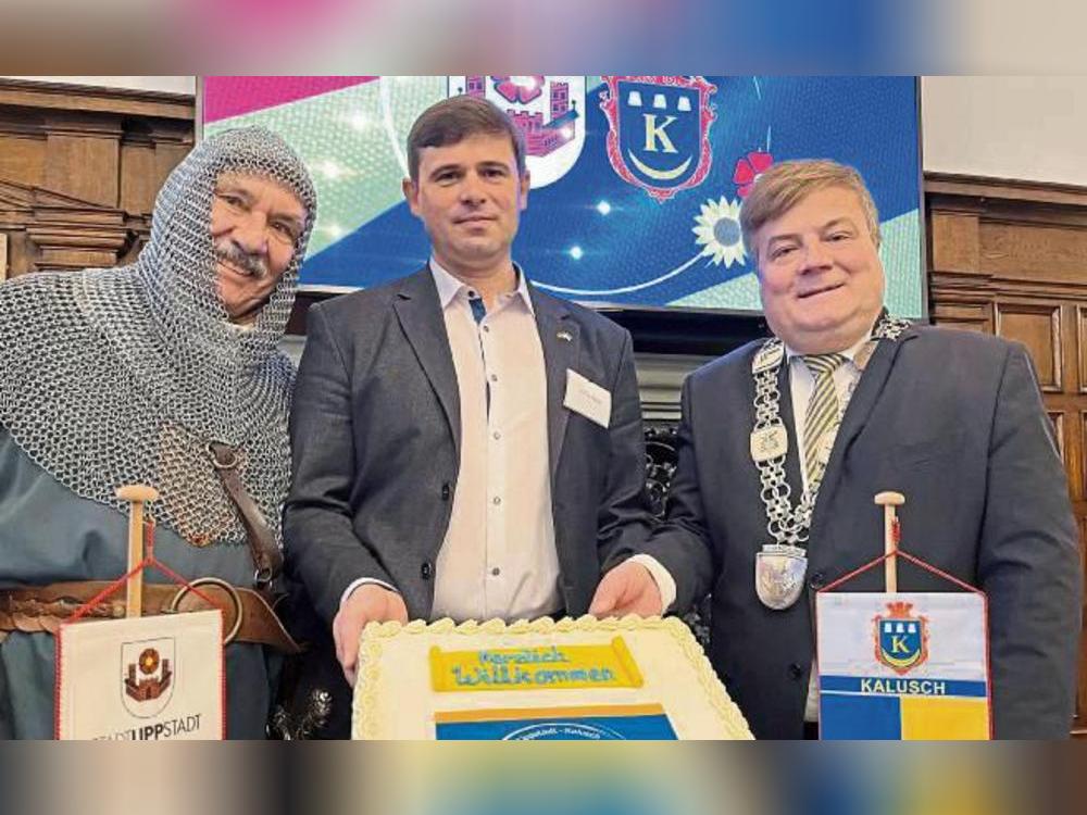 Vor einem Jahr besiegelten Ex-Bürgermeister Arne Moritz (r.) und Amtskollege Andrii Neida im Beisein von Graf Bernhard im Ratsaal die Solidaritätspartnerschaft zwischen Kalusch und Lippstadt. Archivfoto: Friedrich