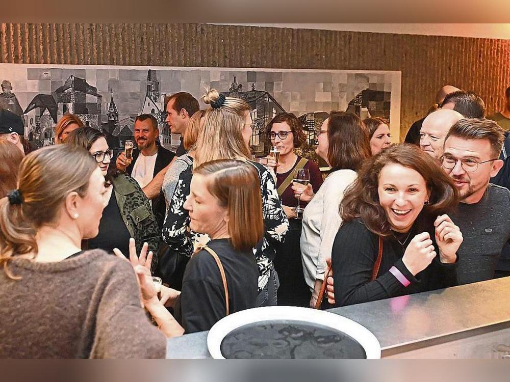 Rund 400 ehemalige Schüler des Geseker Gymnasium Antonianum ließen die Räumlichkeiten der Aula aus allen Nähten platzen. Fotos: Dieter Tuschen