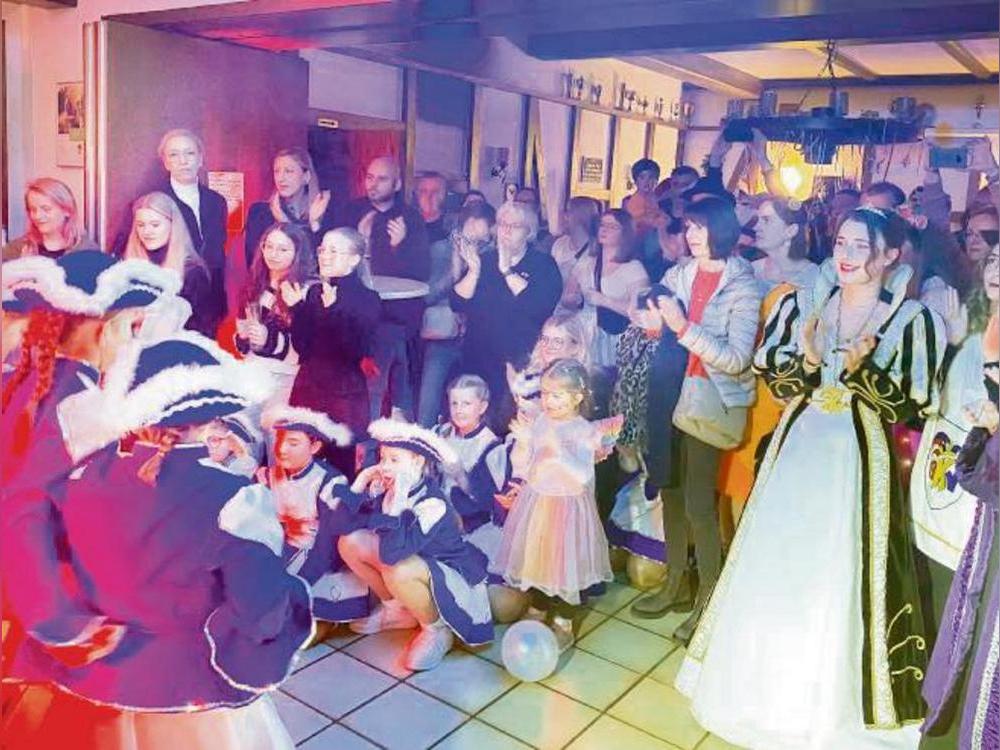 Im Gasthof Röper-Bolte haben sich zahlreiche Närrinnen und Narren getroffen, um den Saisonauftakt gebührend zu feiern.