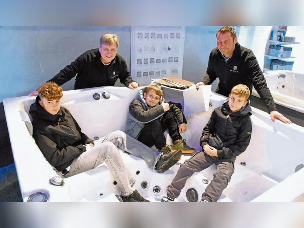 Die Firma North Spa aus Ehringhausen stellte unter anderem zwei Whirlpool-Modelle aus, die mit ihrer Größe und ihrer technischen Ausstattung die Blicke auf sich zogen. Fotos: Georg Giannakis