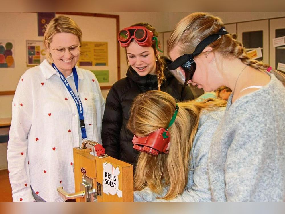 Mit Hilfe einer Spezialbrille erfahren die Teilnehmerinnen des Mädchenaktionstags, wie Alkohol die Wahrnehmung verändert.