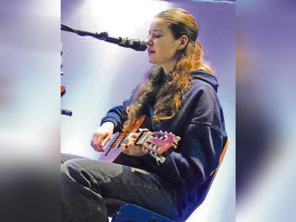 Kim Wienecke begleitete sich selbst an der Gitarre.