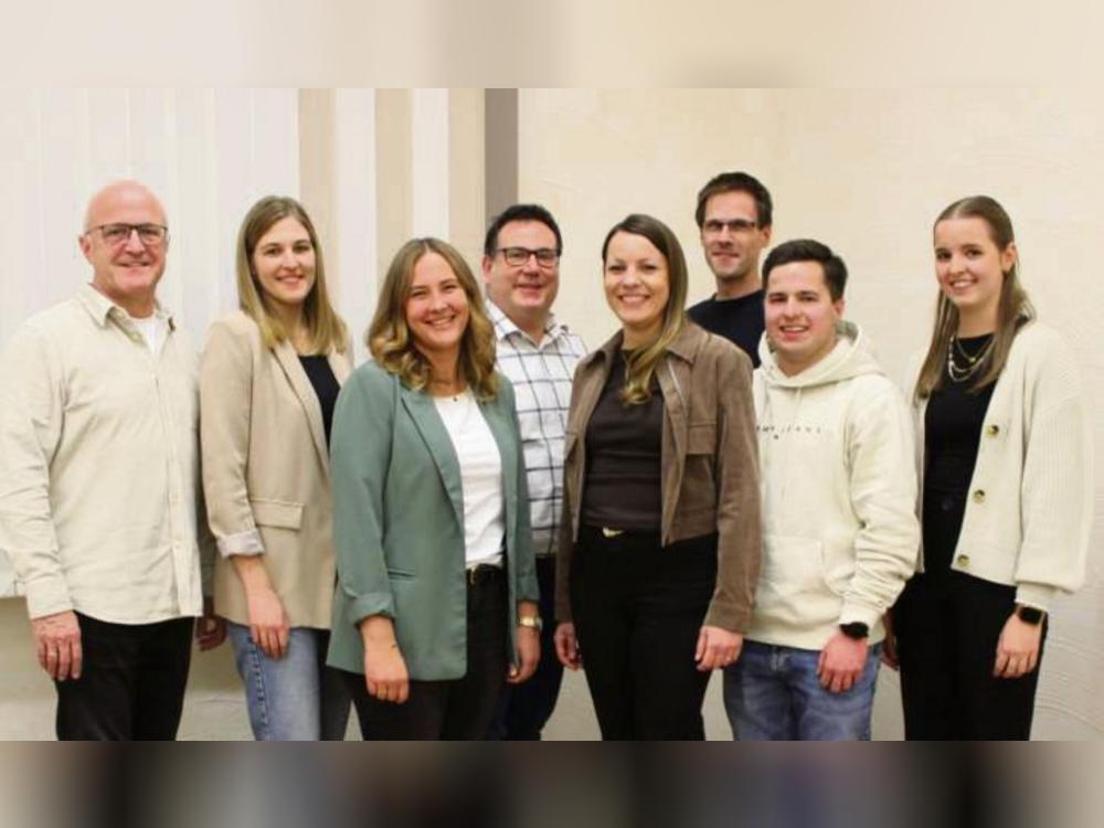 Auf dem Bild zu sehen sind (v.l.): Norbert Hesse, Theresa Tobey, Alina Vollmer, Andreas Mollerus, Karin Löhr, Frank Muskulus, Tobias Stork und Lara-Marie Borghoff.