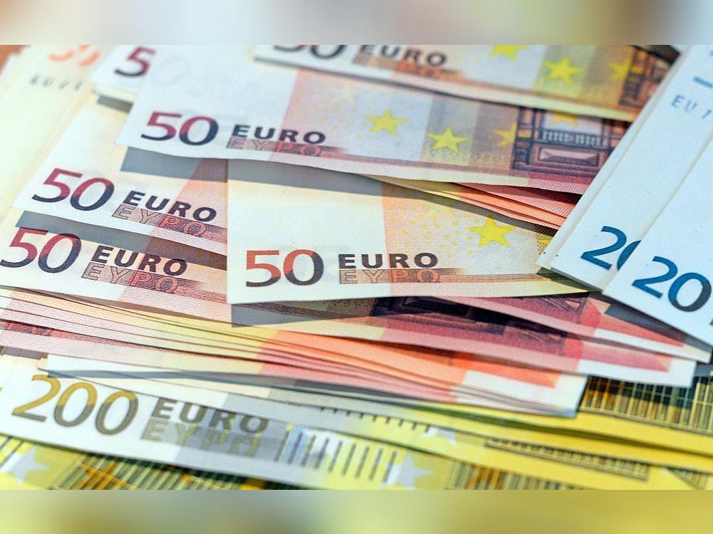 Eine 53-jährige Frau aus dem Kreis Soest darf sich über einen unverhofften Geldsegen freuen: Bei der Aktion Mensch-Lotterie gewann sie 100 000 Euro. Foto: dpa