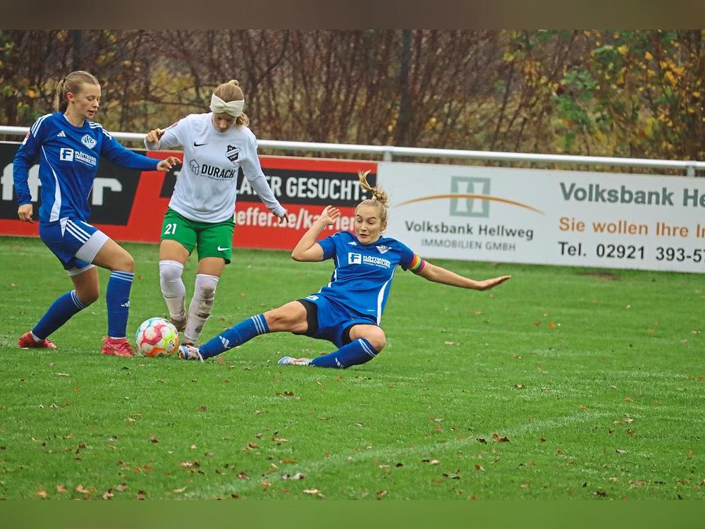 Gegen Schloß Holte tütete die Mannschaft von Germania Stirpe (in Weiß) den fünften Saisonsieg ein. Fotos: Uwe Feichtinger