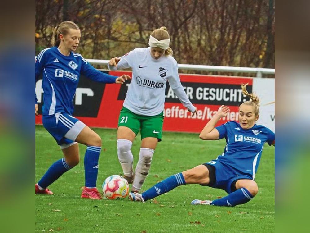 Gegen Schloß Holte tütete die Mannschaft von Germania Stirpe (in Weiß) den fünften Saisonsieg ein. Fotos: Uwe Feichtinger