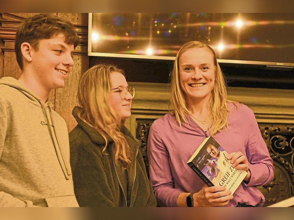 Die ehemalige Weltklasse-Judoka Luise Malzahn (r.) gab den jungen Sportlerinnen und Sportlern aus Lippstadt und Umgebung eine klare Botschaft mit auf den Weg. Foto: Julia Marx