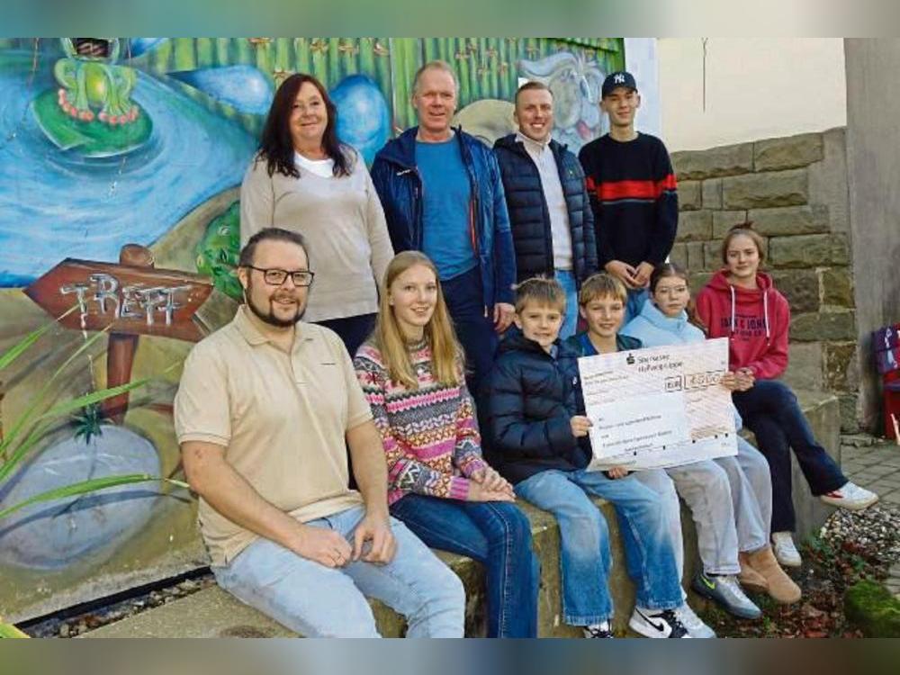 1000 Euro aus dem Erlös des Sponsorenlaufs des Friedrich-Spee-Gymnasiums bekam der „treff“ in Rüthen. Foto: Marcus Kloer