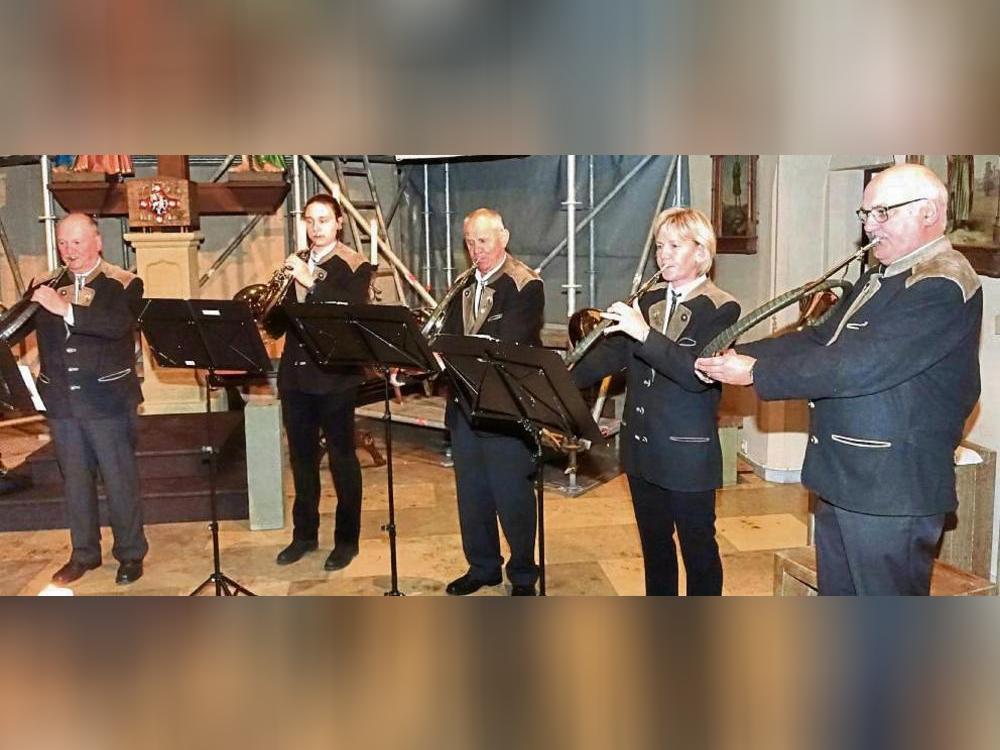 Die Bläser des Hegeringes Rüthen begleiteten die Hubertusmesse mit ihren Instrumenten. Foto: Marcus Kloer