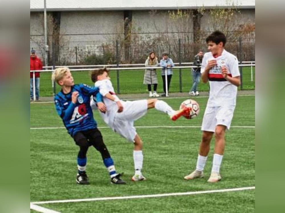 Die D-Junioren des SV Lippstadt (Weiß) spielten eine bärenstarke erste Hälfte, kassierten nach der Pause aber noch zwei Treffer. Foto: Hans Dannhausen