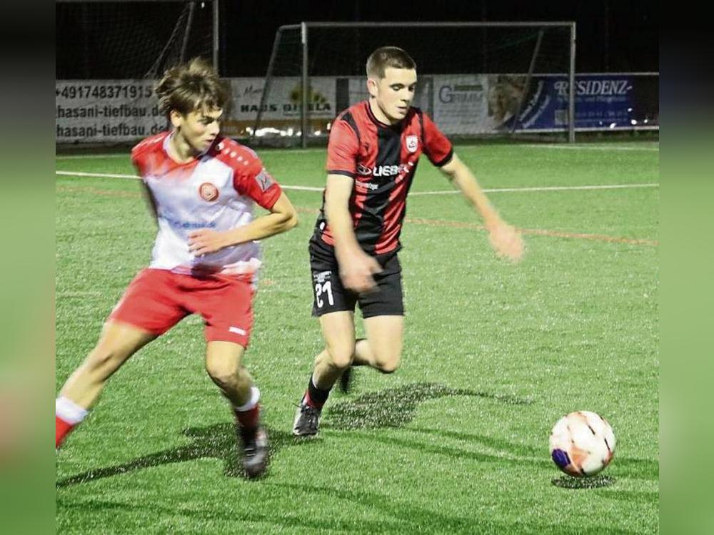 Nach dem Seitenwechsel übernahmen die B-Junioren des SV Lippstadt (in Schwarz-Rot) gegen Siegen das Kommando und behielten am Ende mit 3:1 die Oberhand. Foto: Uwe Feichtinger