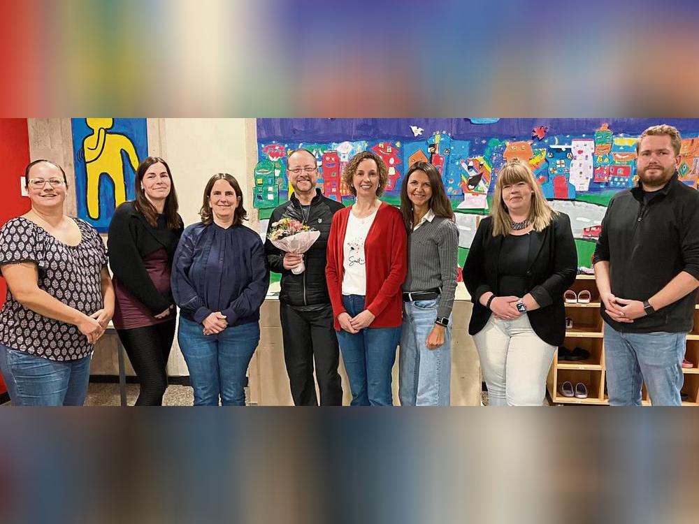 Mit wichtigen Themen für das Schuljahr 2025/26 startet der Vorstand der Stadtschulpflegschaft jetzt durch – hier mit Uwe Thiesmann (4.v.l.), Fachdienstleiter Schule: (v.l.) Elke Kaptur, Susanne Romstadt, Stephanie Schmidt, Jana De Vidts, Helene Dick, Sarah Schwarzrock und Tomasz Lange. Auf dem Bild fehlen: Mandy Fischer und Lisa-Marie Feldgen.