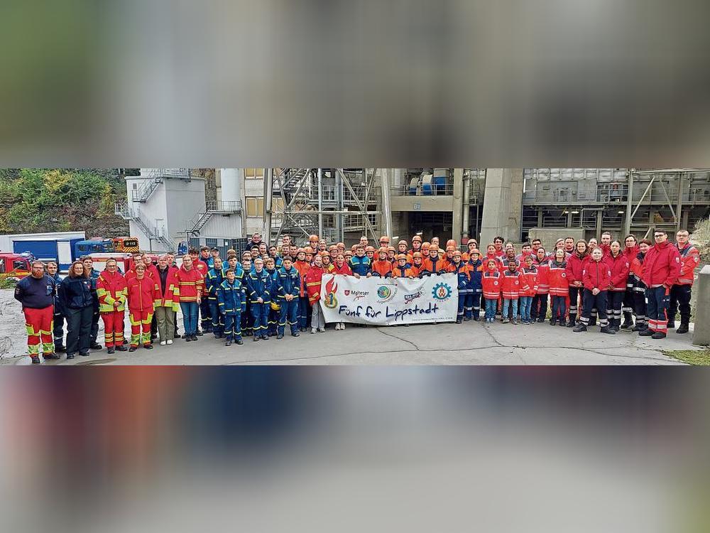 90 Nachwuchsretter haben auf dem Gelände des Zementwerks Spenner bei einer groß angelegten Jugendübung des Verbunds Fünf für Lippstadt für den Ernstfall trainiert – mit realistischem Rettungsszenarium. Foto: Dieter Dreier (Feuerwehr Lippstadt)