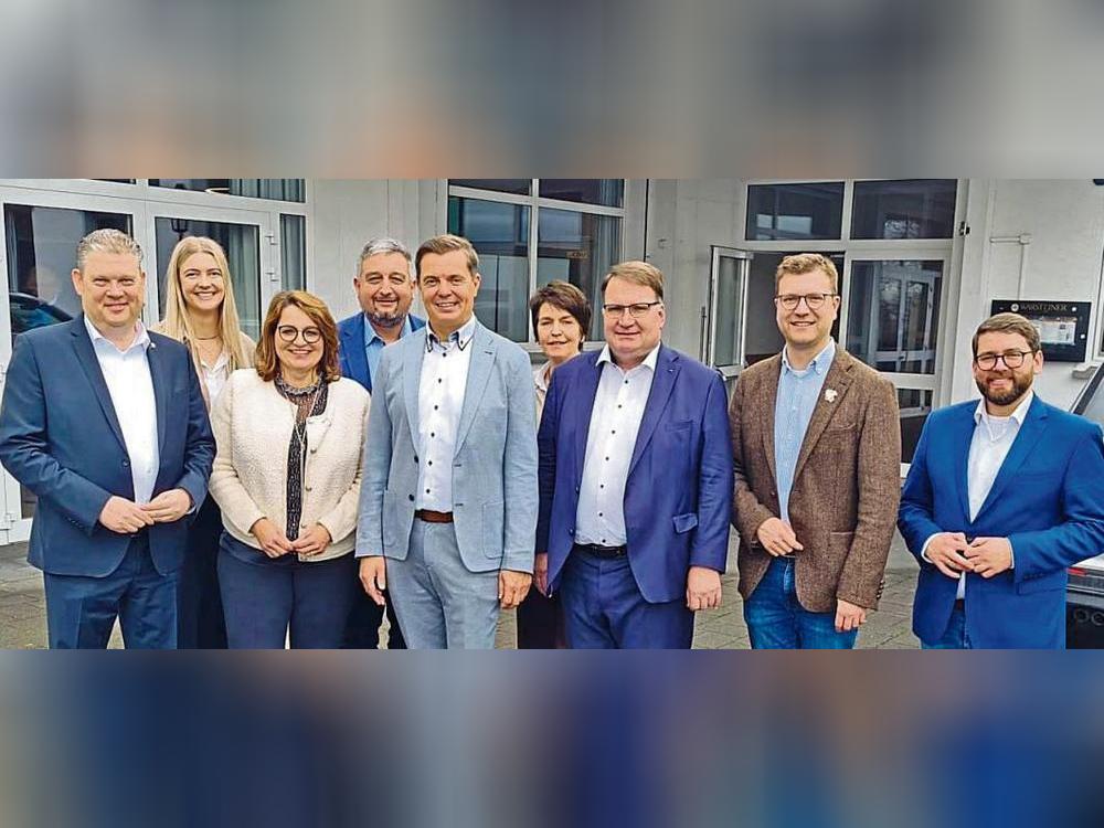 Oliver Pöpsel (vorn, M.) ist neuer CDU-Kreisvorsitzender. Den geschäftsführenden Vorstand bilden mit ihm: (v.l.) Jörg Blöming als Stellvertreter, die stellvertretende Schatzmeisterin Julia Rüther, die stellvertretende Kreisvorsitzende Britta Feiler, Pressesprecher Andre Hänsch, Schriftführerin Helga Schäfermeier, als stellvertretender Kreisvorsitzender Markus Patzke, Schatzmeister Maximilian Wulf und Mitgliederbeauftragter Marcel Westervoß.
