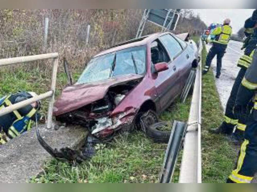 Schwer beschädigt: Der Pkw, der von der A44 abkam. Foto: Feuerwehr Geseke