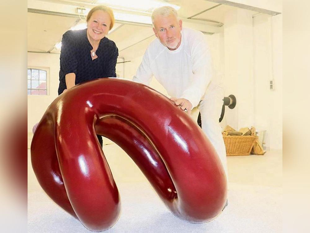 Der Künstler Manfred Webel und die Kunsthistorikerin Dr. Alexandra Sucrow zeigen eine größere Figur aus der Familie der „Loops“. Fotos: Laura Kabuth