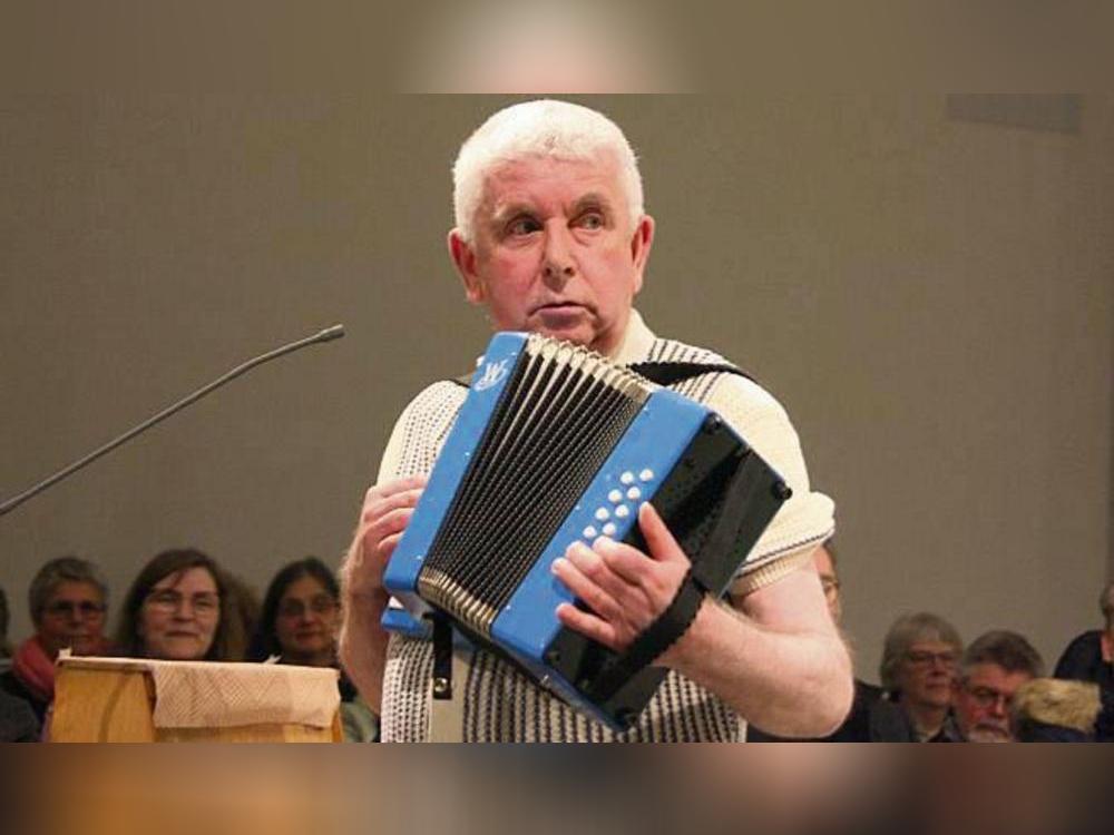 Der Paderborner Kabarettist Erwin Grosche bei seinem Auftritt in der St.-Michael-Kirche in Lipperode. Foto: Helga Wissing