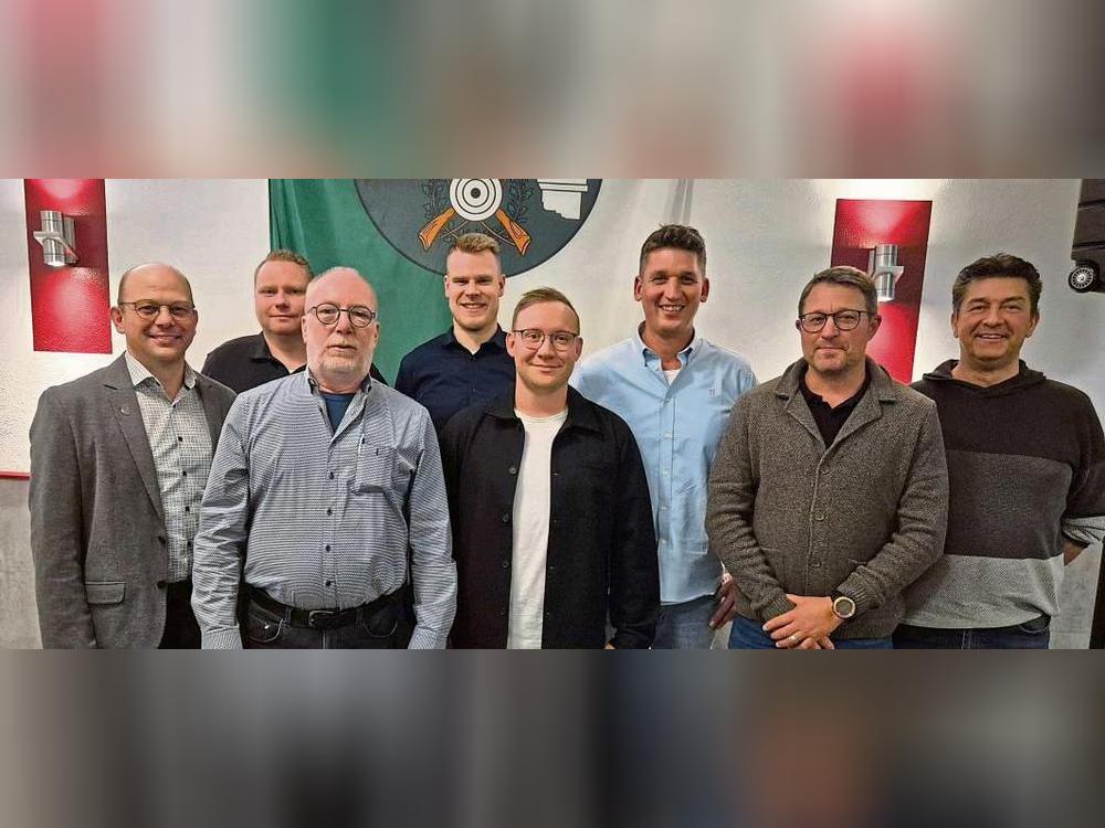 Oberst Markus Schulte (l.) und König Marcel Krueger (3.v.r.) gratulierten den gewählten Schützen (v.l.) Platzmajor Bastian Brunnert, Major Egebert Vossebürger, Marvin Begere (Hauptmann, 2. Kompanie), Platzmajor Dominik Fritsch, André Nünnerich (Hauptmann, 1. Kompanie) und Kassenprüfer Guido Plaß.