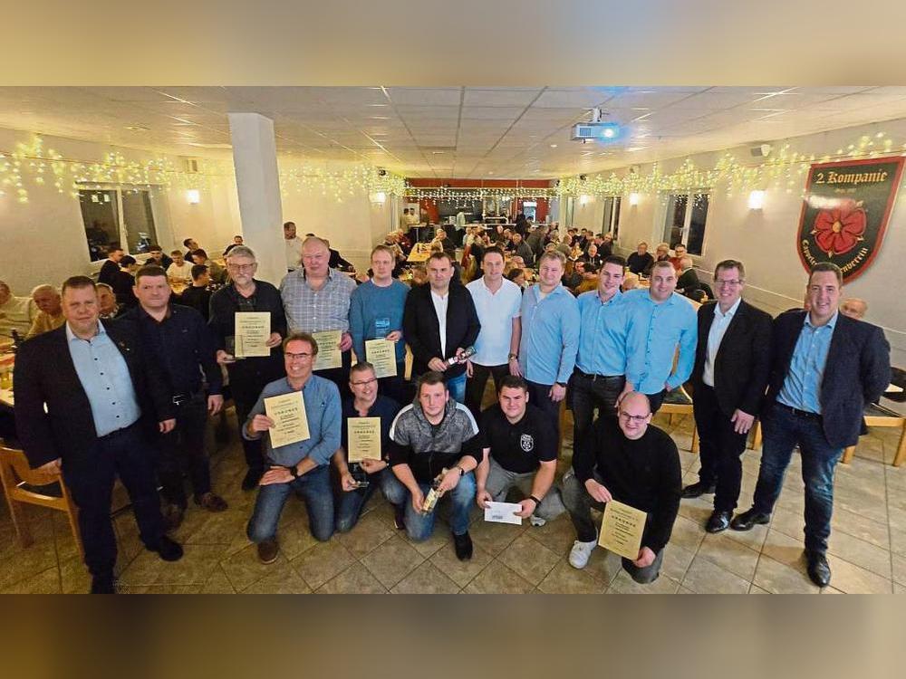 Vorsitzender Christian Kohlenberg (l.) und König Frank Schneider (2.v.l.) rahmen mit Rendant Alexander Sandmeier (r.) und dem stellv. Vorsitzenden Boris Bottenbruch (2.v.r.) die erfolgreichen Schützen ein.