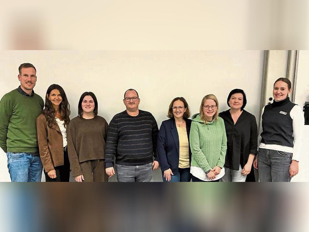 Iris Faulhaber (r.) und Philipp Maron (l.) freuen sich über den neu gewählten Stadtelternrat: Helene Dick, Angela Manchev, Yannick Schminke, Vanessa Hüls, Iris Loick und Alexandra Bobb (v.l.). Auf dem Bild fehlen Patrick Nehls und Jessica Behrens-Gomez.