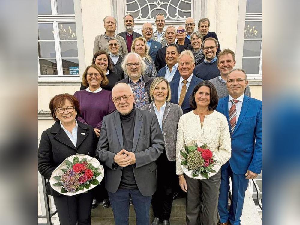 Fast 340 Jahre Erfahrungen weisen die Ratsmitglieder auf, die Bürgermeister Alexander Tschense jetzt in einem feierlichen Rahmen verabschiedete. Foto: Köller/Stadt Lippstadt