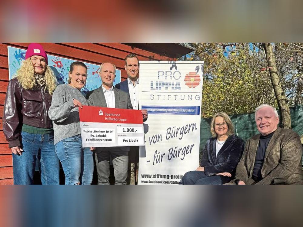 „Benimm ist in“: Nicole Schleppphorst (v.l.) und Anna Enste freuen sich, dass der Workshop am evangelischen Jakobi-Familienzentrum wieder finanziell durch die Stiftung Pro Lippia unterstützt wird und bedankten sich bei den Vorstandsmitgliedern Martin Risse, Philipp Maron, Dorothee Jungeblodt und Wolfgang Schwade für die Spende.